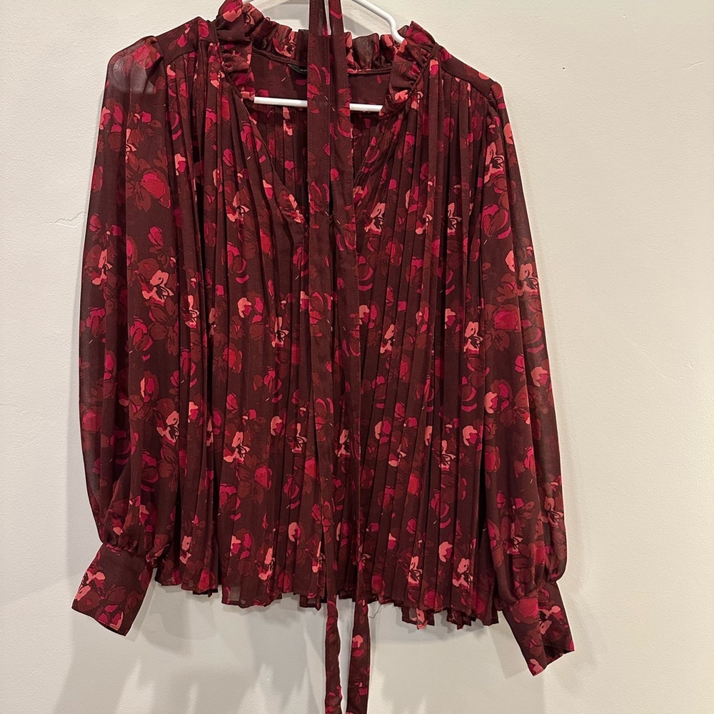 Banana Republic blouse. Flower. Maroon and Pink Floral Top. Size M.